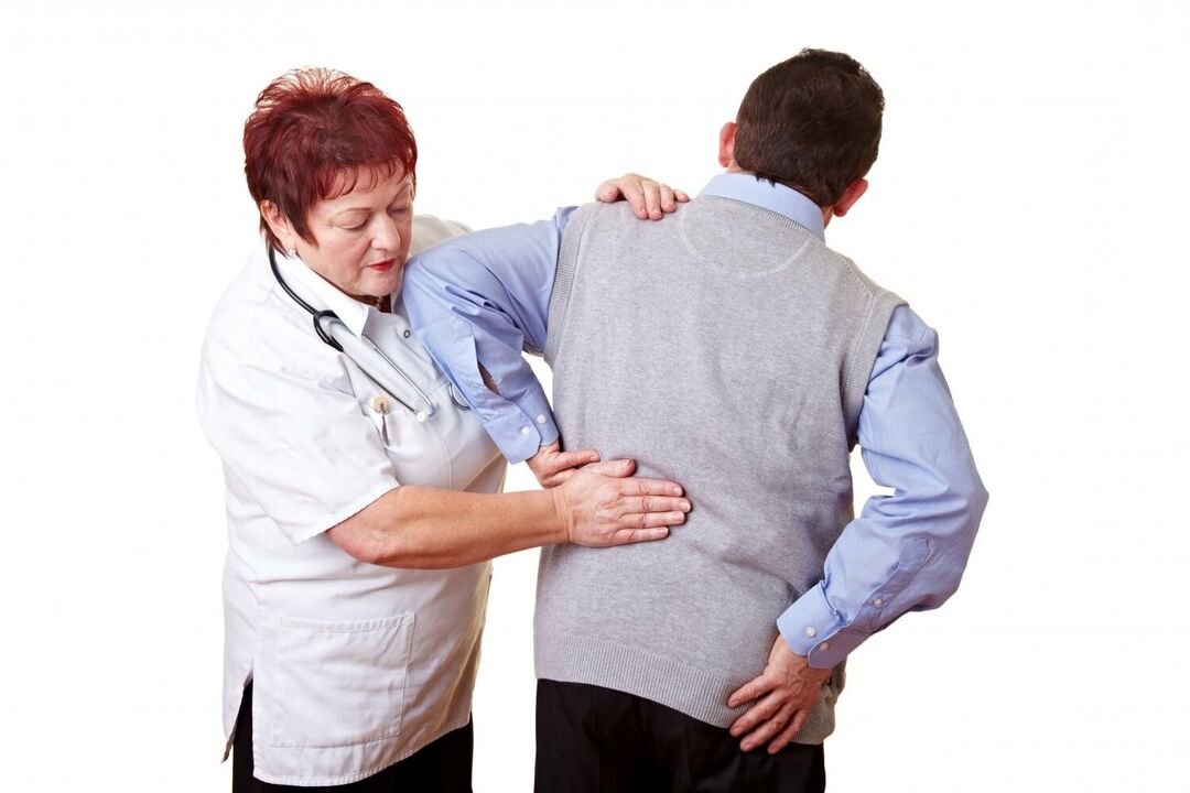 Doctorul examinează un pacient cu dureri de spate