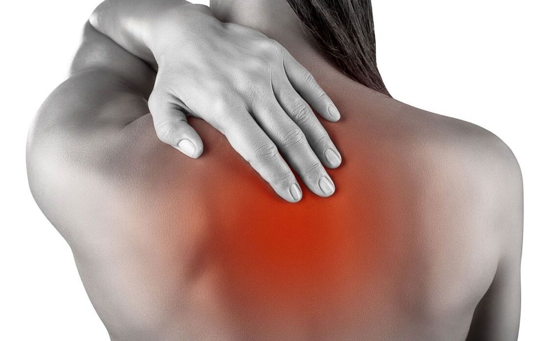 Localizarea durerii de spate este caracteristică osteocondrozei coloanei vertebrale toracice