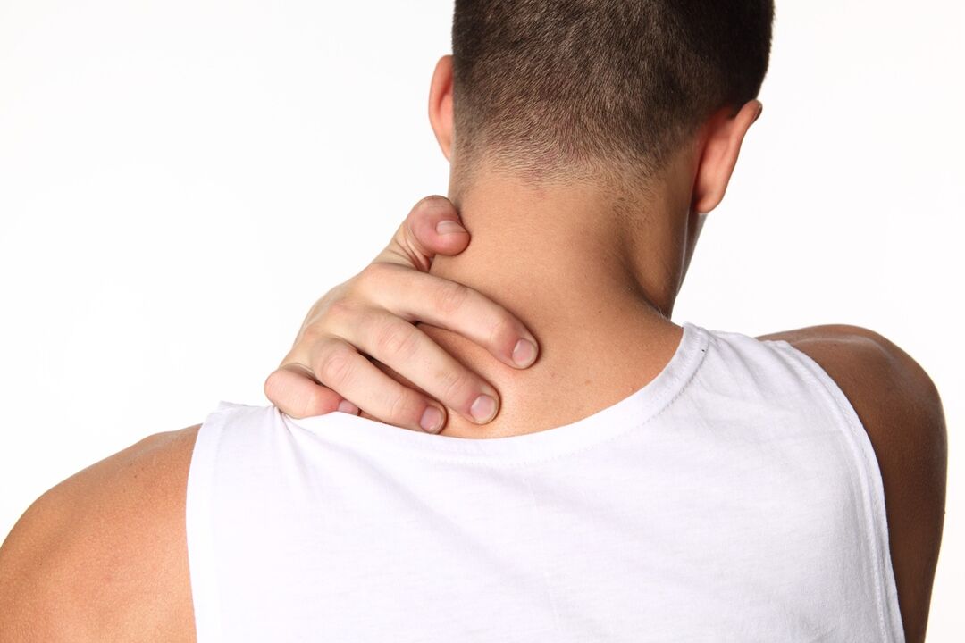 Osteocondroza cervicală este însoțită de disconfort și durere la nivelul gâtului